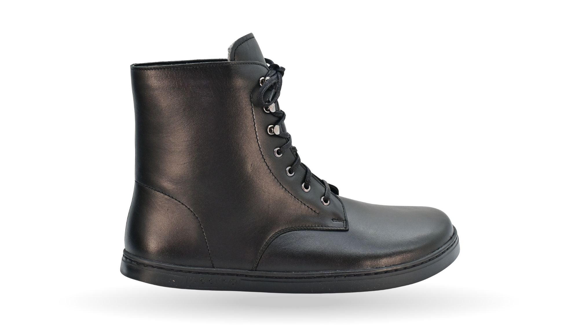 Barfußstiefel mit Schnürverschluss, breiter Zehenbox und flacher Sohle, geschlossener Fersenbereich, Seitenansicht außen