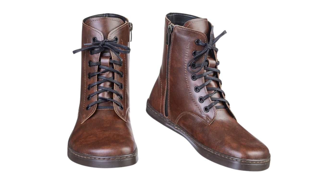 Barfußstiefel als Paar mit Schnürverschluss, breiter Zehenbox und flacher Sohle, geschlossener Fersenbereich, schräge Vorderansicht