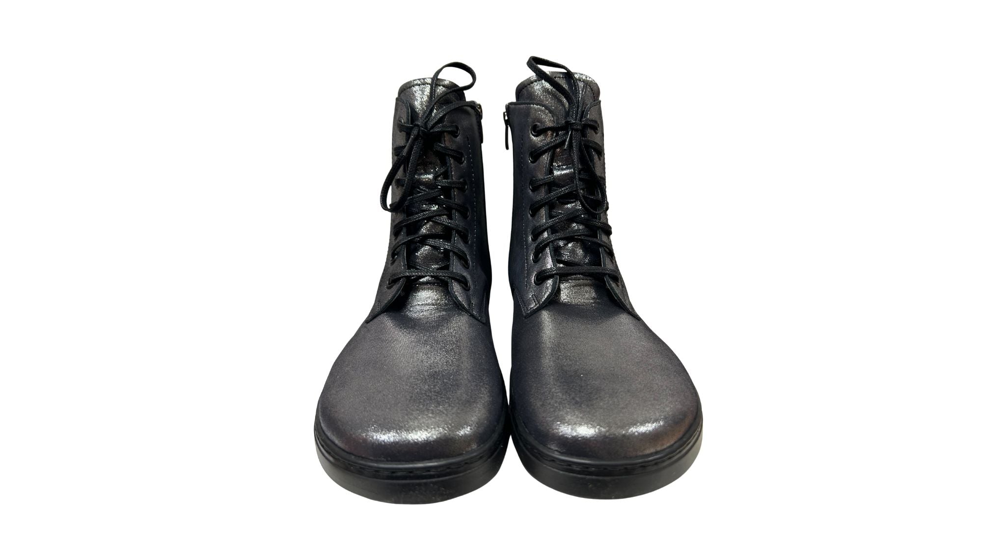 Barfußstiefel als Paar mit Schnürverschluss, breiter Zehenbox und flacher Sohle, geschlossener Fersenbereich, schräge Vorderansicht