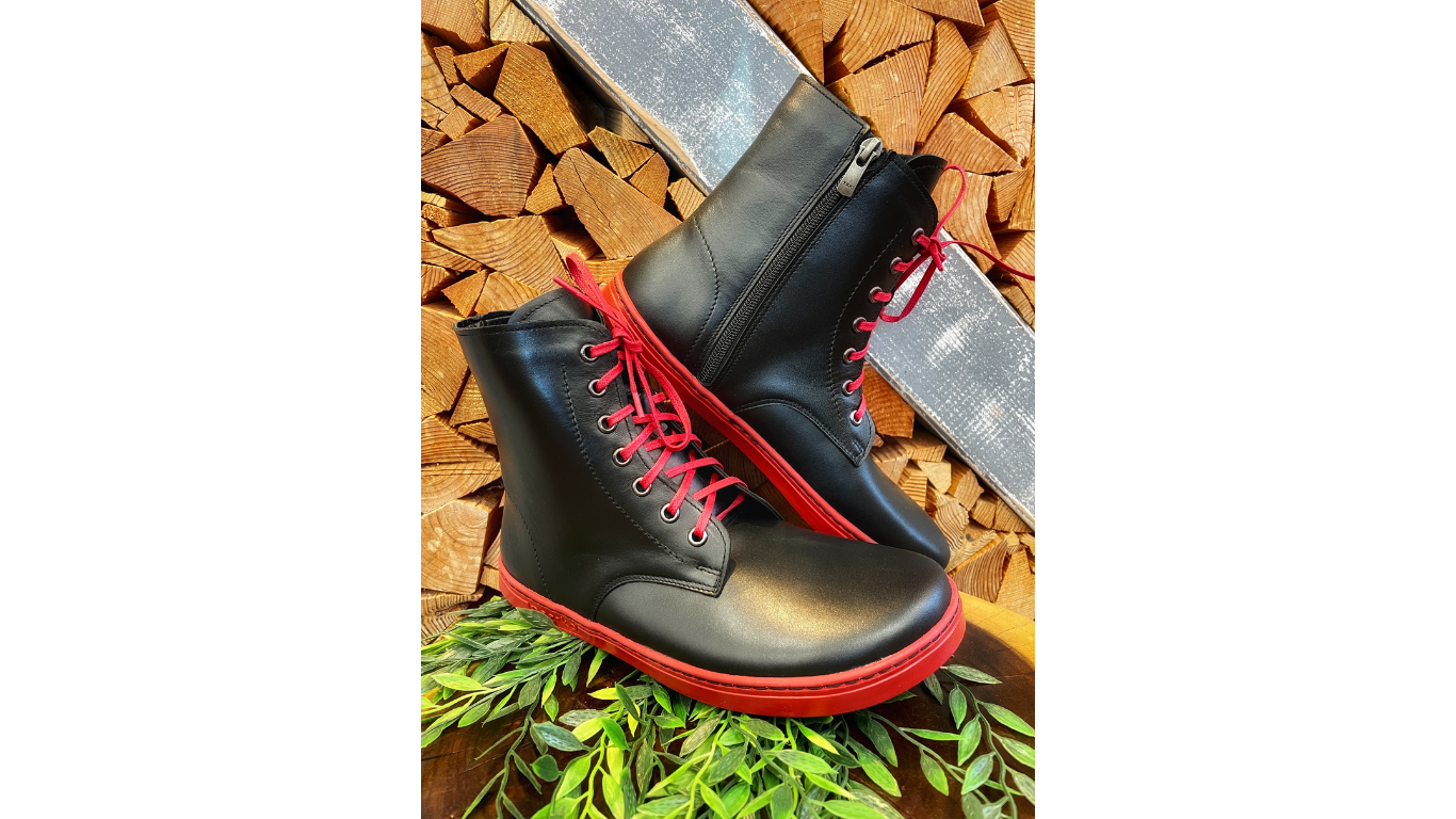 Barfußstiefel als Paar mit Schnürverschluss, breiter Zehenbox und flacher Sohle, geschlossener Fersenbereich, schräge Vorderansicht