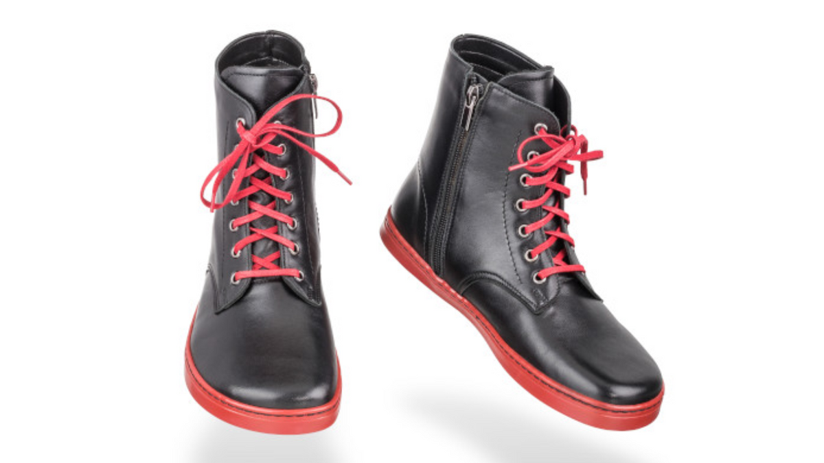 Barfußstiefel als Paar mit Schnürverschluss, breiter Zehenbox und flacher Sohle, geschlossener Fersenbereich, schräge Vorderansicht