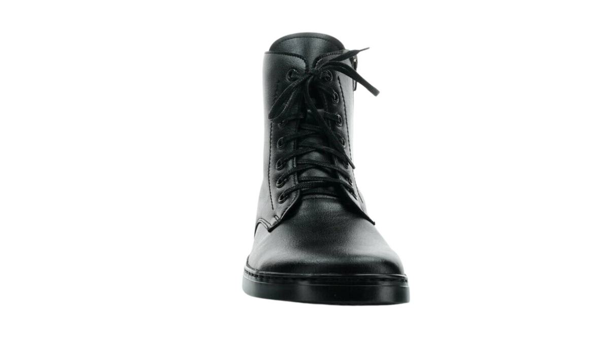 Barfußstiefel mit Schnürverschluss, breiter Zehenbox und flacher Sohle, geschlossener Fersenbereich, Vorderansicht