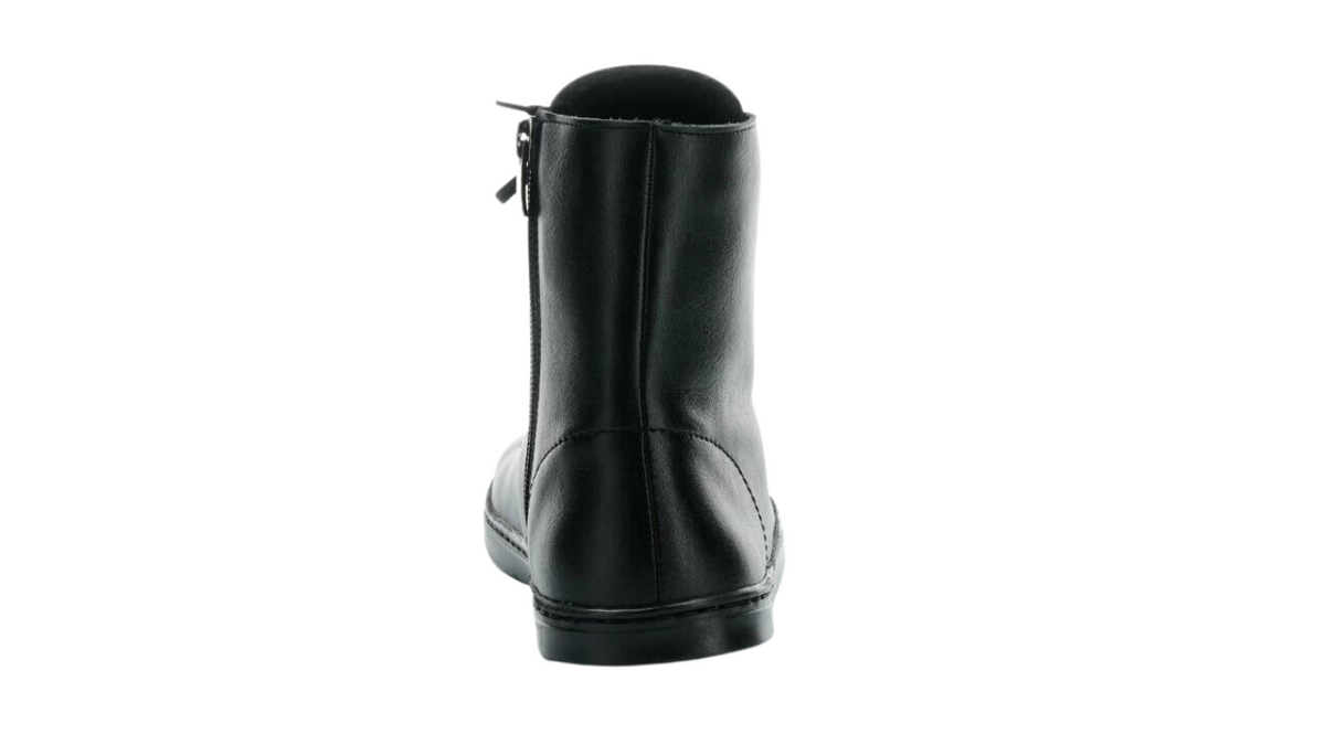 Barfußstiefel mit Schnürverschluss, breiter Zehenbox und flacher Sohle, geschlossener Fersenbereich, Rückansicht