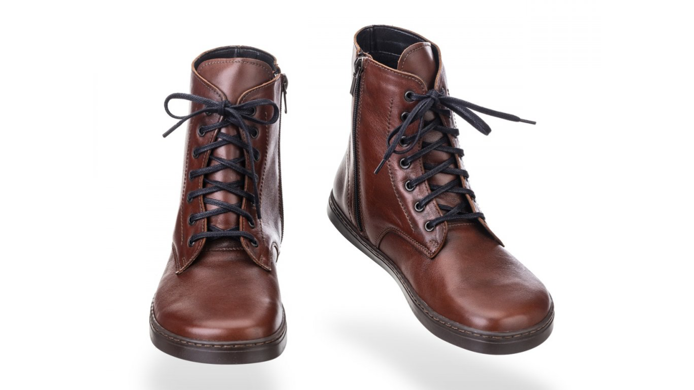 Barfußstiefel als Paar mit Schnürverschluss, breiter Zehenbox und flacher Sohle, geschlossener Fersenbereich, schräge Vorderansicht