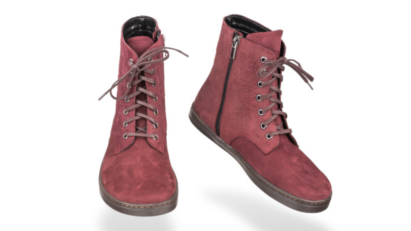 Barfußstiefel als Paar mit Schnürverschluss, breiter Zehenbox und flacher Sohle, geschlossener Fersenbereich, schräge Vorderansicht