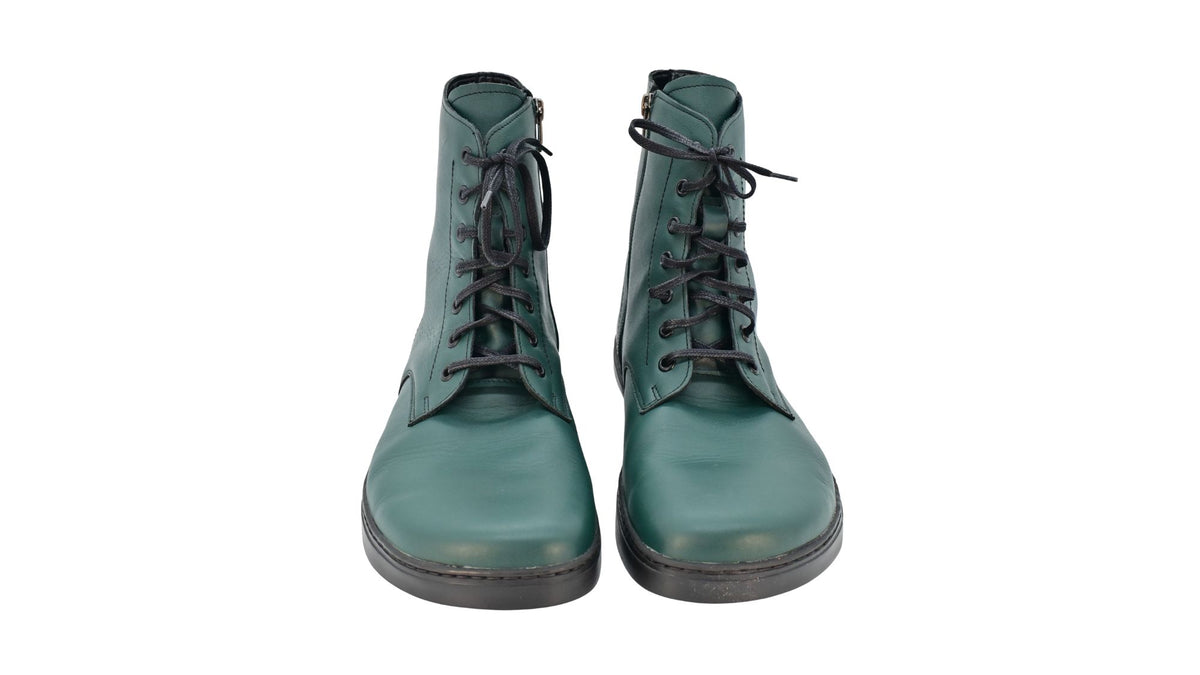Barfußstiefel als Paar mit Schnürverschluss, breiter Zehenbox und flacher Sohle, geschlossener Fersenbereich, schräge Vorderansicht