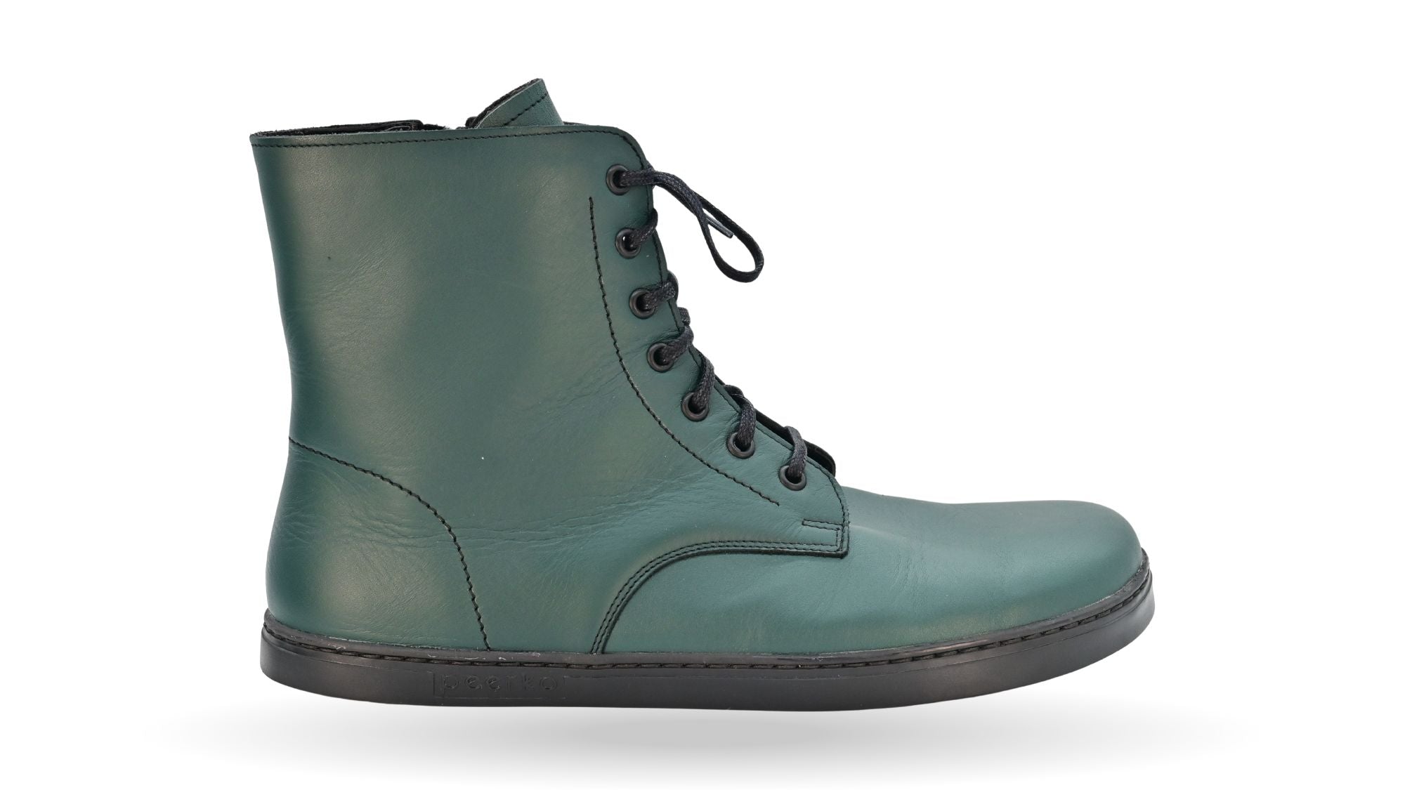Barfußstiefel mit Schnürverschluss, breiter Zehenbox und flacher Sohle, geschlossener Fersenbereich, Seitenansicht außen