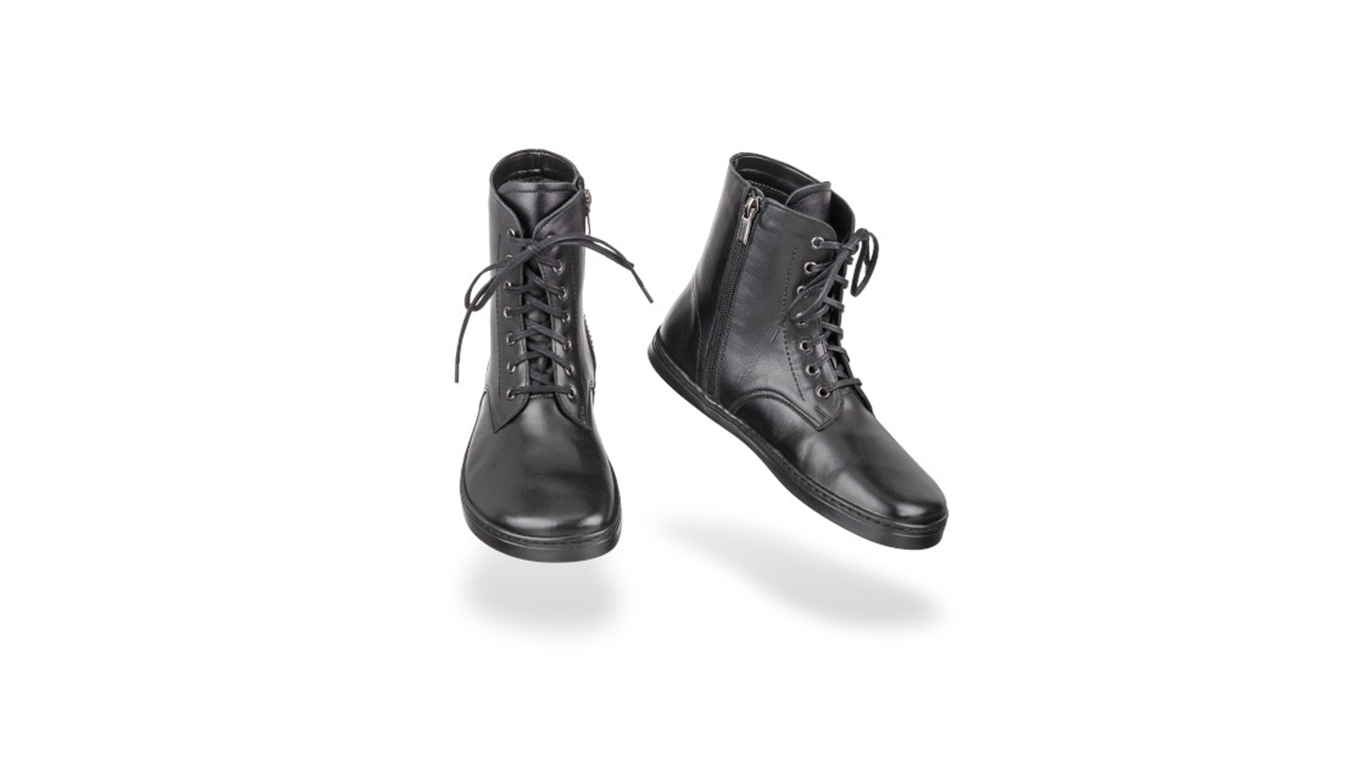 Barfußstiefel als Paar mit Schnürverschluss, breiter Zehenbox und flacher Sohle, geschlossener Fersenbereich, schräge Vorderansicht