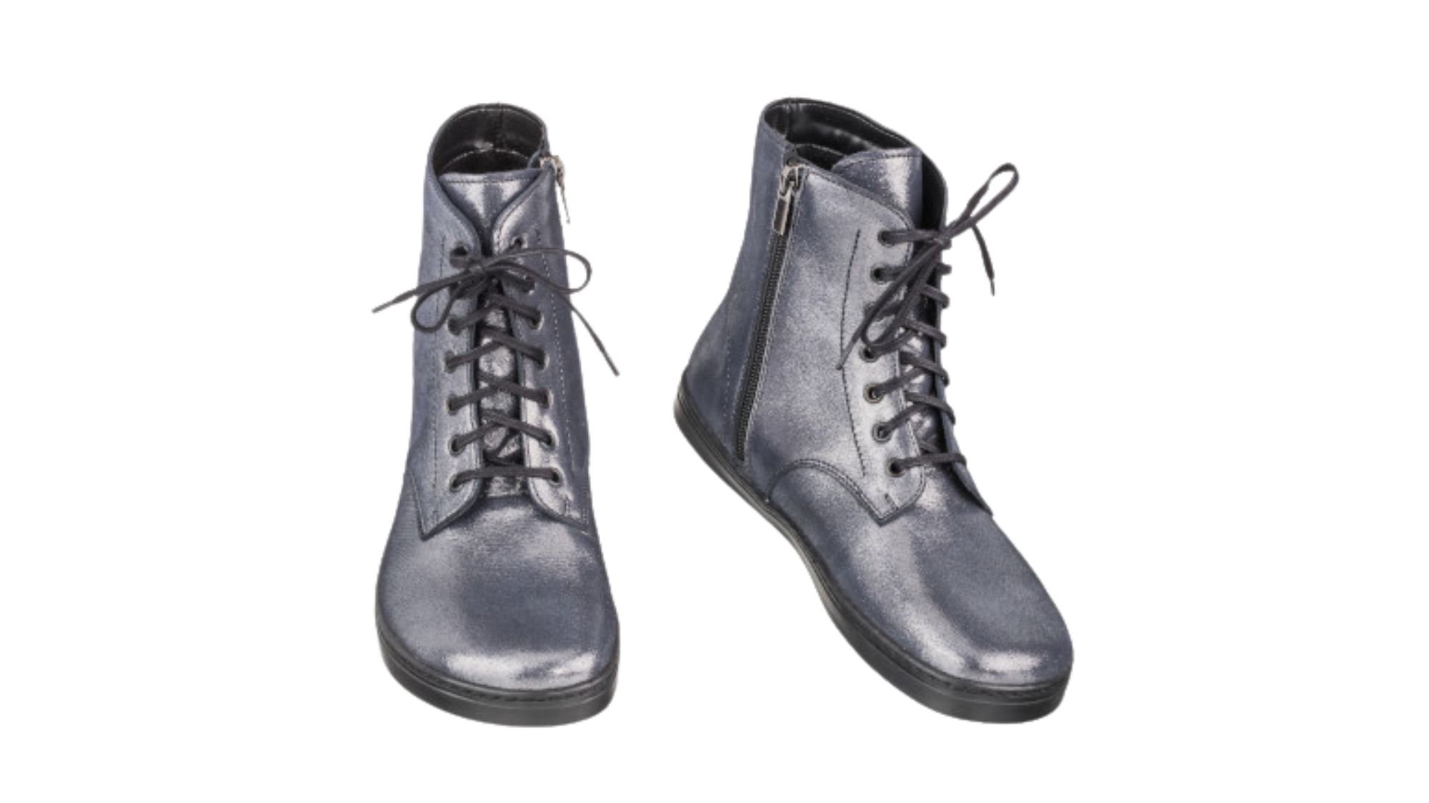 Barfußstiefel als Paar mit Schnürverschluss, breiter Zehenbox und flacher Sohle, geschlossener Fersenbereich, schräge Vorderansicht