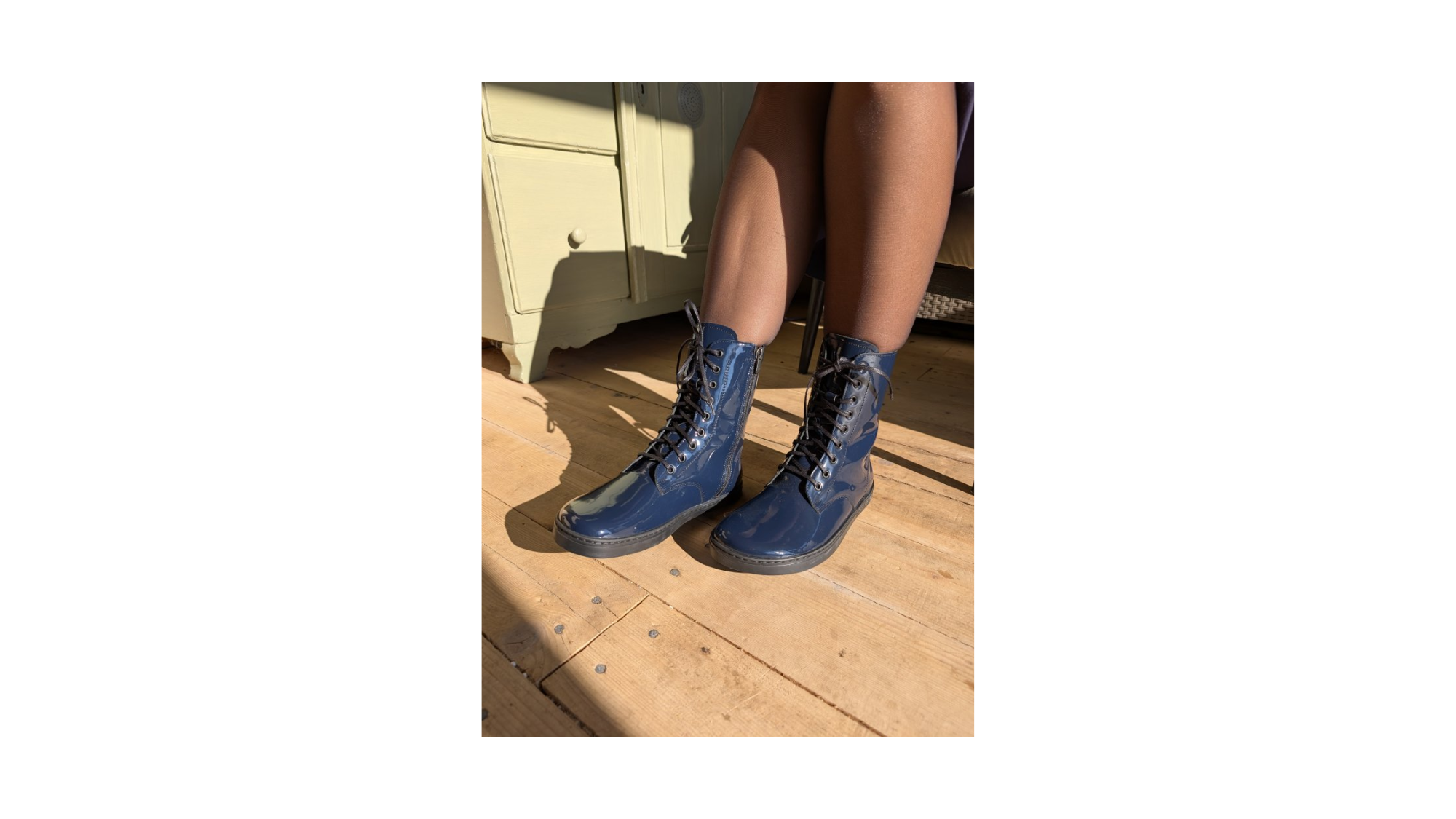 Barfußstiefel für Erwachsene, geschlossene Zehenpartie, geschlossener Fersenbereich, Schnürung, mittelhoher Schaft, flache Sohle, schräge Vorderansicht als Paar, getragen am Fuß