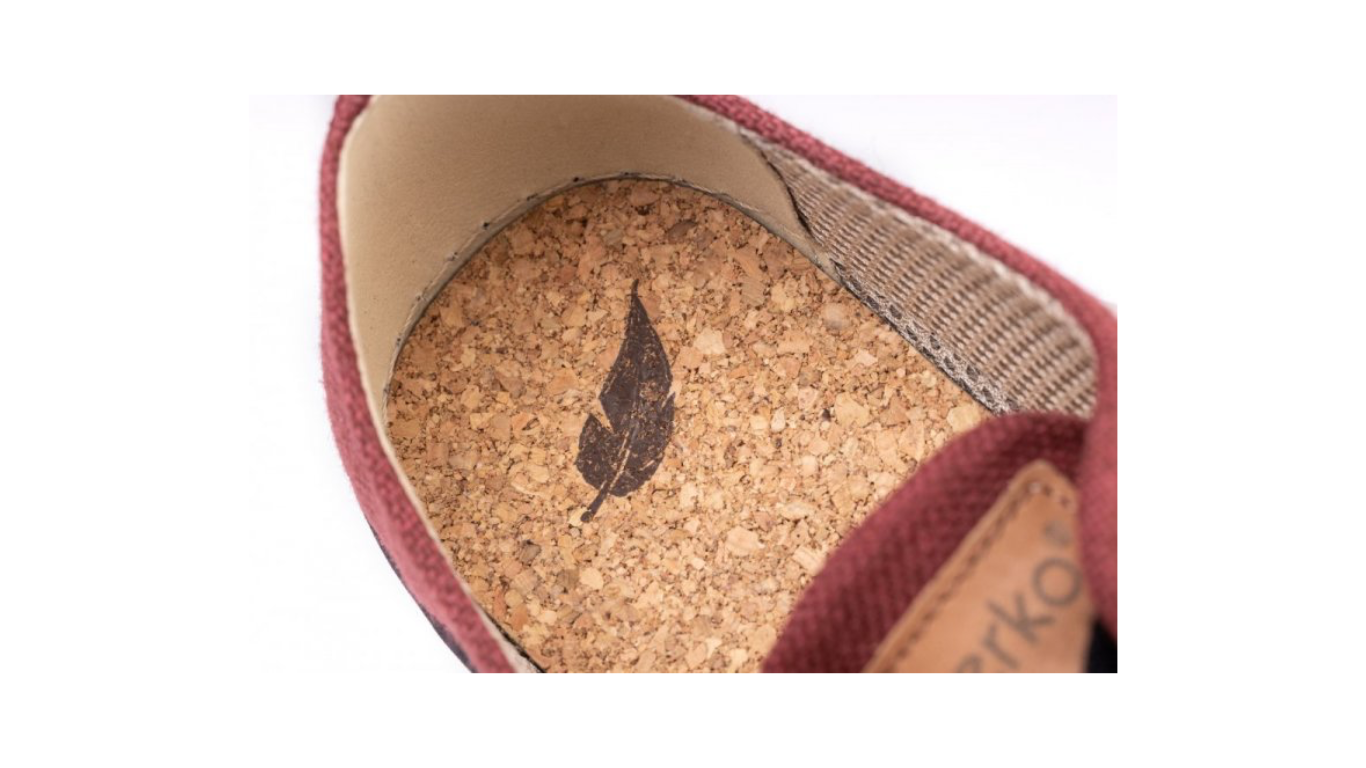 Barfußschuh mit Schnürverschluss, Innenbereich mit Innensohle sichtbar, geschlossener Fersenbereich, Detailansicht