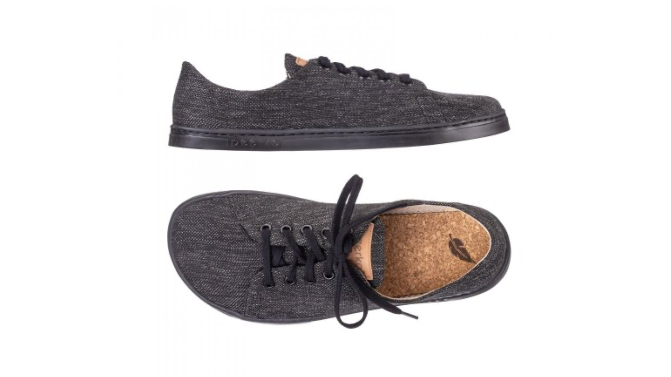 Barfußschuh als Paar mit Schnürverschluss, breiter Zehenbox und flacher Sohle, geschlossener Fersenbereich, Draufsicht