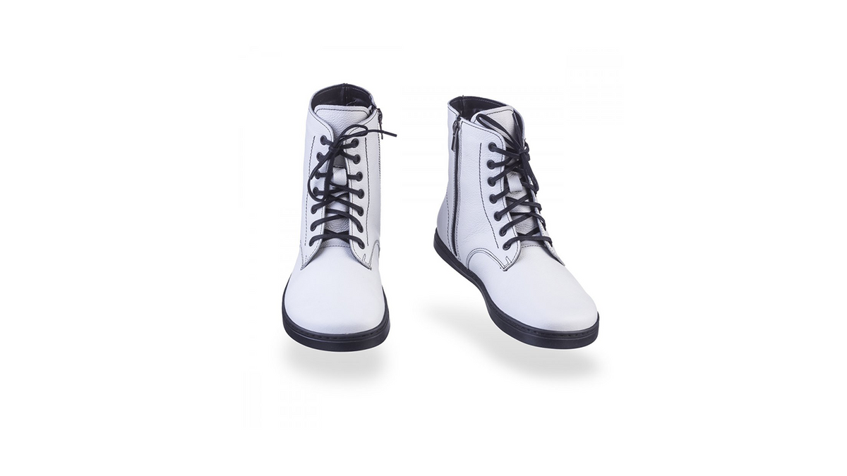 Barfußstiefel als Paar mit Schnürverschluss, breiter Zehenbox und flacher Sohle, geschlossener Fersenbereich, schräge Vorderansicht