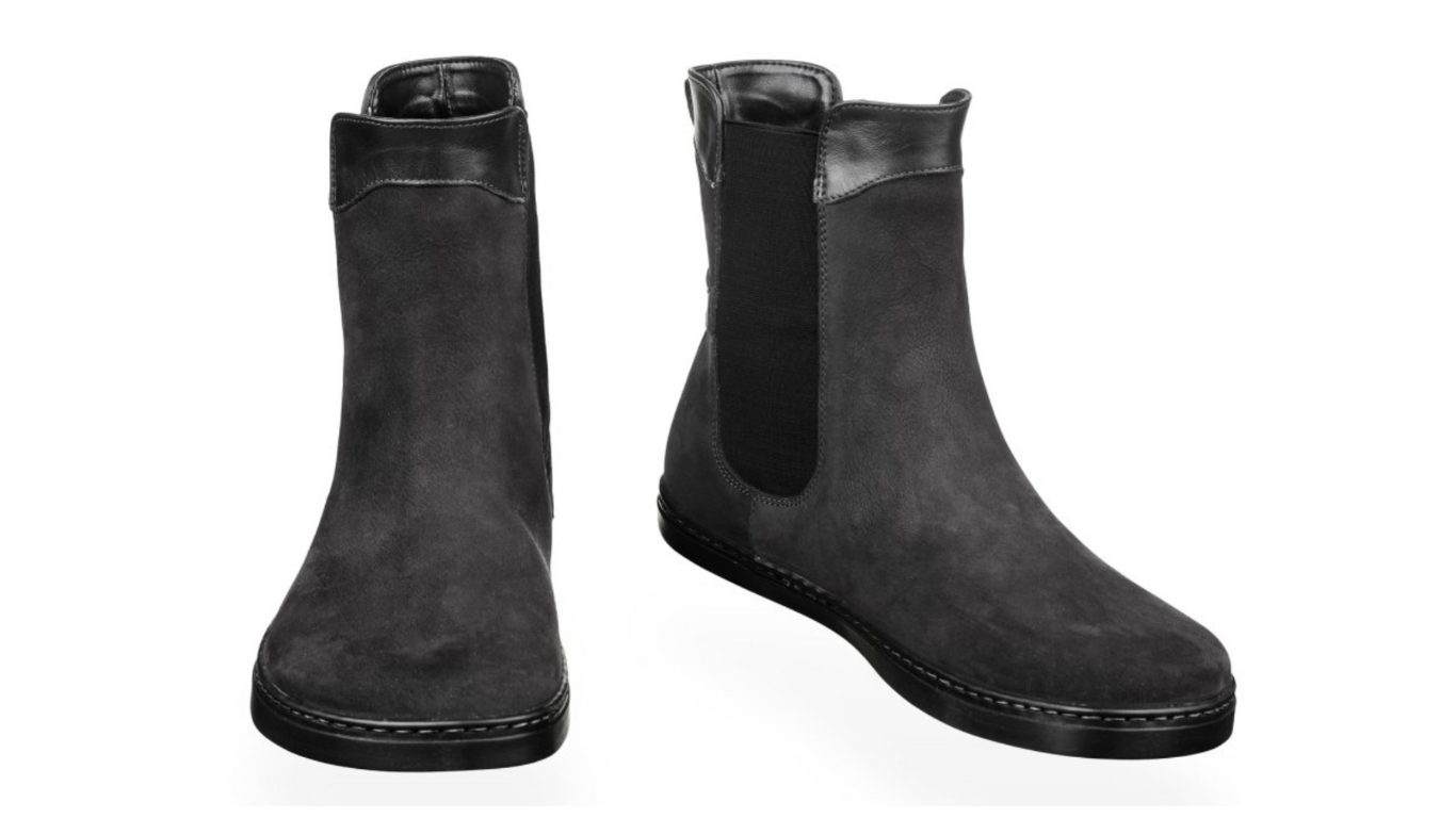 Barfußstiefel als Paar mit elastischem Einsatz, breiter Zehenbox und flacher Sohle, geschlossener Fersenbereich, schräge Vorderansicht