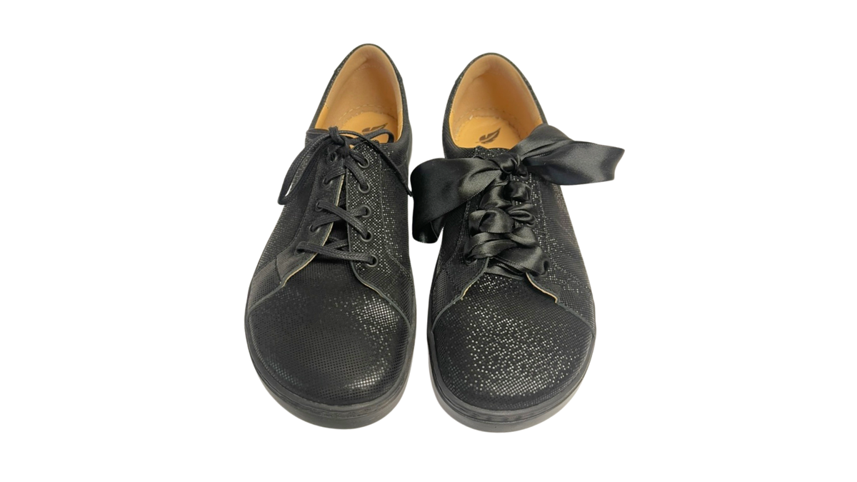 Barfußschuh mit Schnürung, breite Zehenbox, flexible Sohle, geschlossener Zehen- und Fersenbereich, Draufsicht als Paar