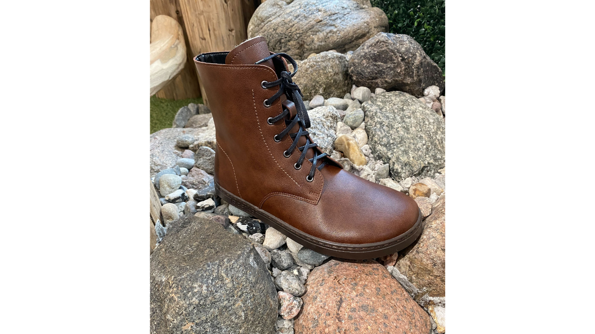 Barfußwinterstiefel mit Schnürung, breite Zehenbox, flexible Sohle, geschlossener Zehen- und Fersenbereich, schräge Vorderansicht