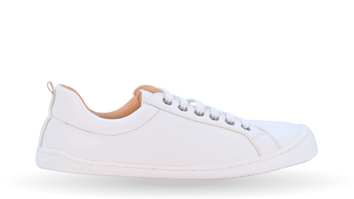 Barfußschuh für Erwachsene, Seitenansicht außen, geschlossene Zehenpartie, geschlossener Fersenbereich, Schnürung, flache Sohle
