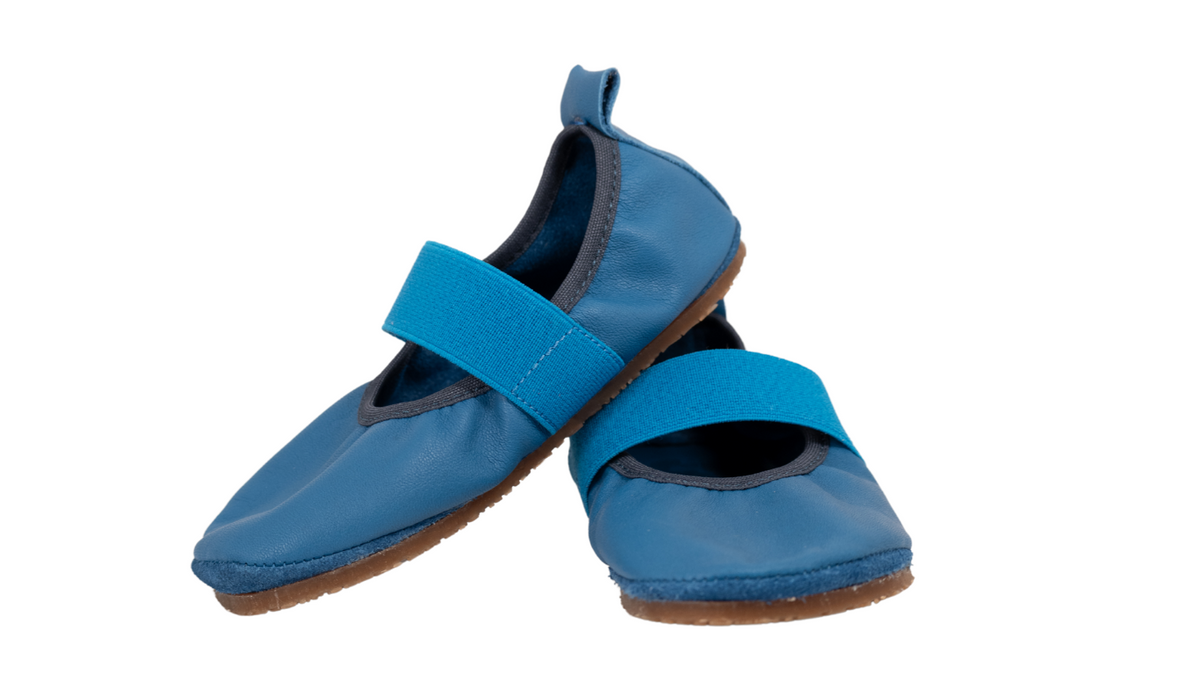 Kinder Barfußschuh als Paar mit breiter Zehenbox, Klettverschluss und flexibler Sohle, geschlossene Zehen und geschlossener Fersenbereich, Vorderansicht