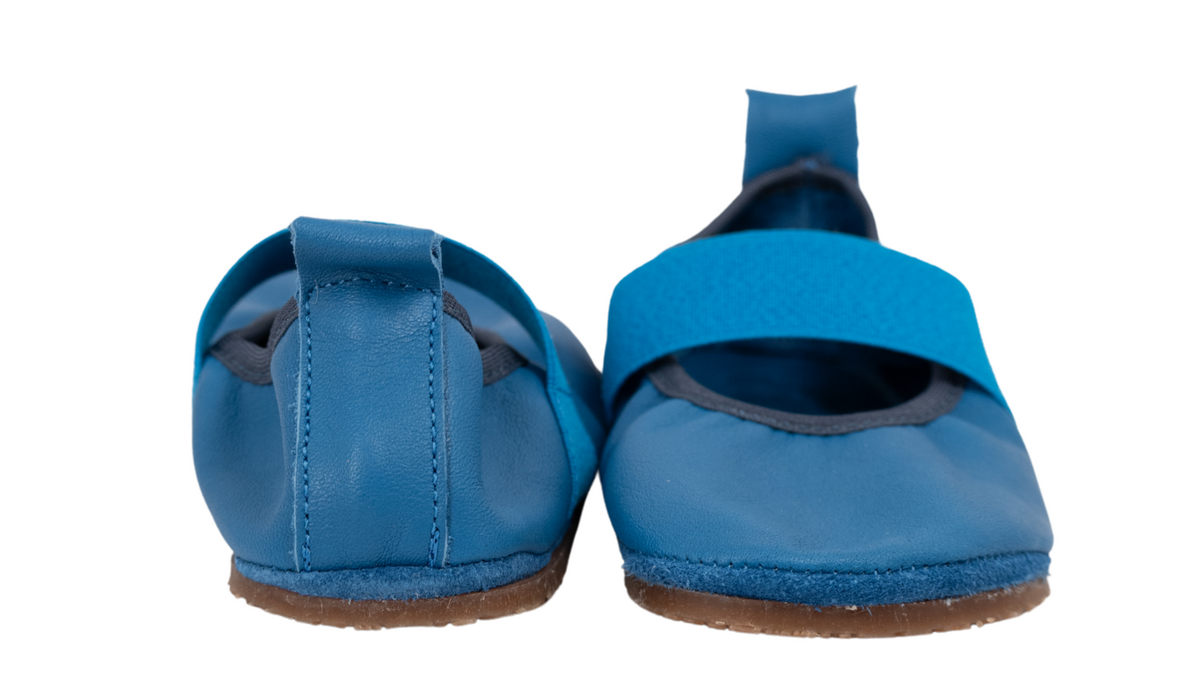 Kinder Barfußschuh mit breiter Zehenbox, Klettverschluss und flexibler Sohle, geschlossene Zehen und geschlossener Fersenbereich, Vorder- und Rückansicht