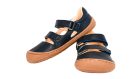 Kinder Barfußschuhe mit breiter Zehenbox, flexibler Sohle und zwei Klettverschlüssen, geschlossene Zehen und geschlossener Fersenbereich, Paar, schräge Vorderansicht
