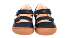 Kinder Barfußschuhe mit breiter Zehenbox, flexibler Sohle und zwei Klettverschlüssen, geschlossene Zehen und geschlossener Fersenbereich, Paar, schräge Vorderansicht