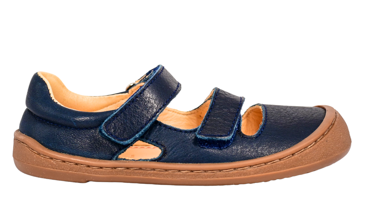 Kinder Barfußschuhe mit breiter Zehenbox, flexibler Sohle und zwei Klettverschlüssen, geschlossene Zehen und geschlossener Fersenbereich, Seitenansicht