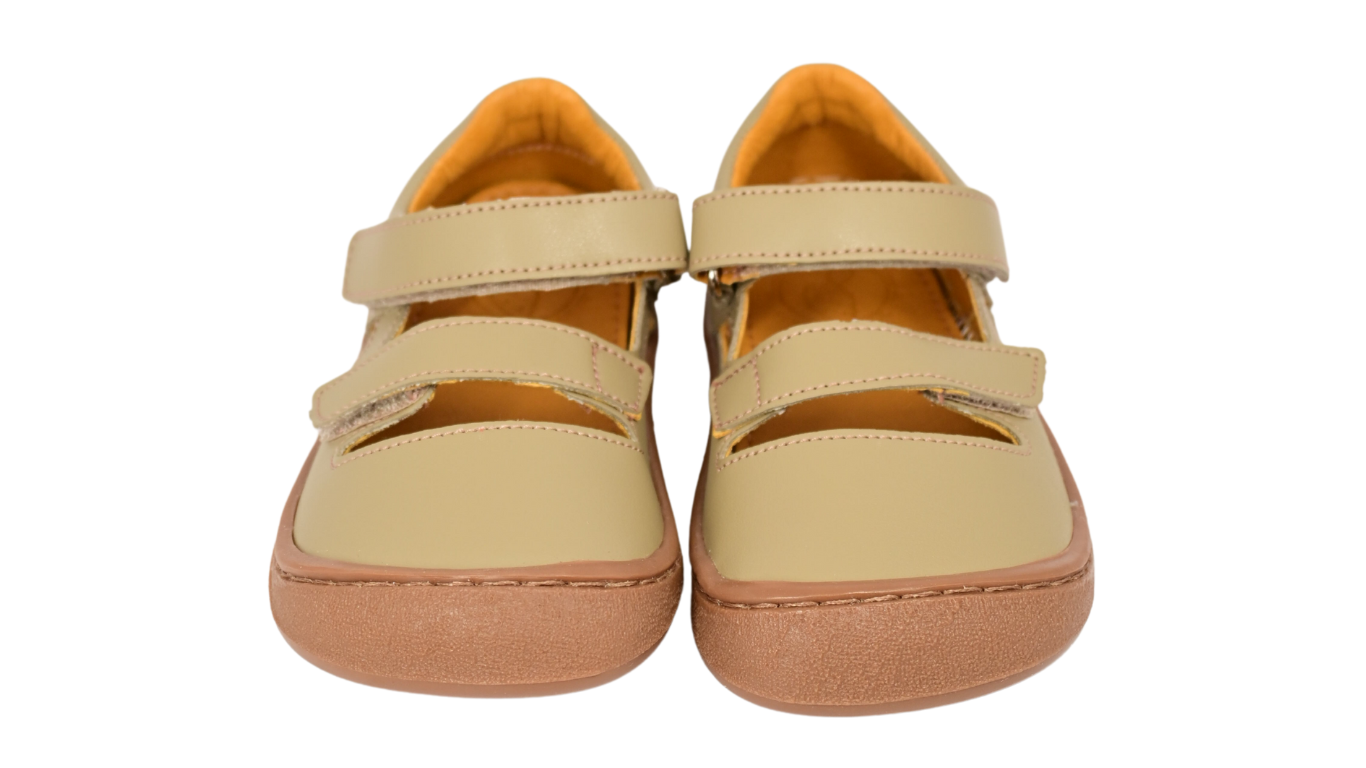 Kinder Barfußschuhe mit breiter Zehenbox, flexibler Sohle und zwei Klettverschlüssen, geschlossene Zehen und geschlossener Fersenbereich, Paar, schräge Vorderansicht