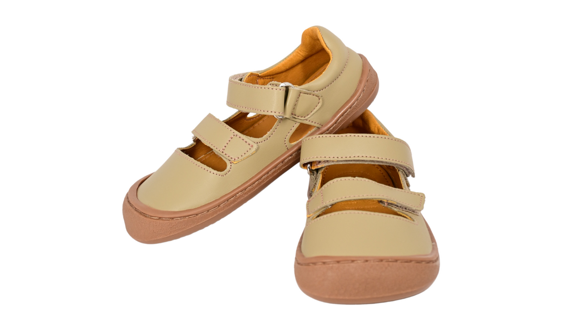 Kinder Barfußschuhe mit breiter Zehenbox, flexibler Sohle und zwei Klettverschlüssen, geschlossene Zehen und geschlossener Fersenbereich, Paar, schräge Vorderansicht