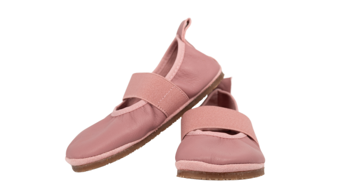 Kinder Barfußschuh als Paar mit breiter Zehenbox, Klettverschluss und flexibler Sohle, geschlossene Zehen und geschlossener Fersenbereich, Vorderansicht
