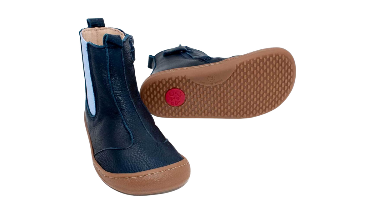 Kinder Barfußstiefel als Paar mit flexibler Sohle und Profilstruktur, elastischem Einsatz, geschlossene Zehen und geschlossener Fersenbereich, Ansicht von unten