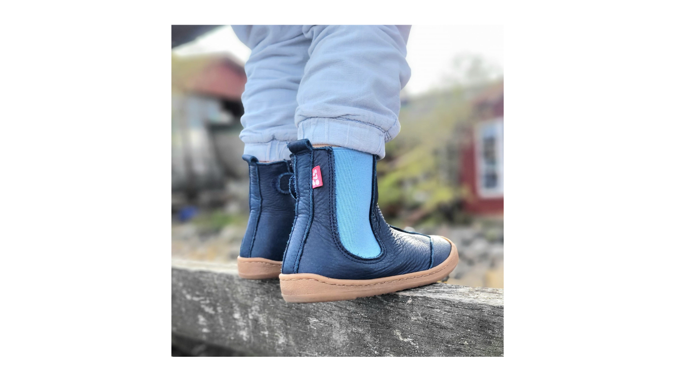 Kinder Barfußstiefel mit breiter Zehenbox, flexibler Sohle, elastischem Einsatz und Zuglasche, geschlossene Zehen und geschlossener Fersenbereich, Rückansicht, am Fuß getragen