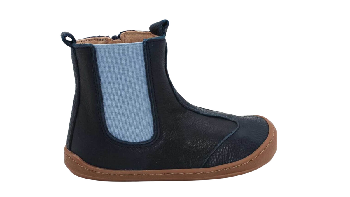 Kinder Barfußstiefel mit breiter Zehenbox, flexibler Sohle, elastischem Einsatz und Zuglasche, geschlossene Zehen und geschlossener Fersenbereich, Seitenansicht außen