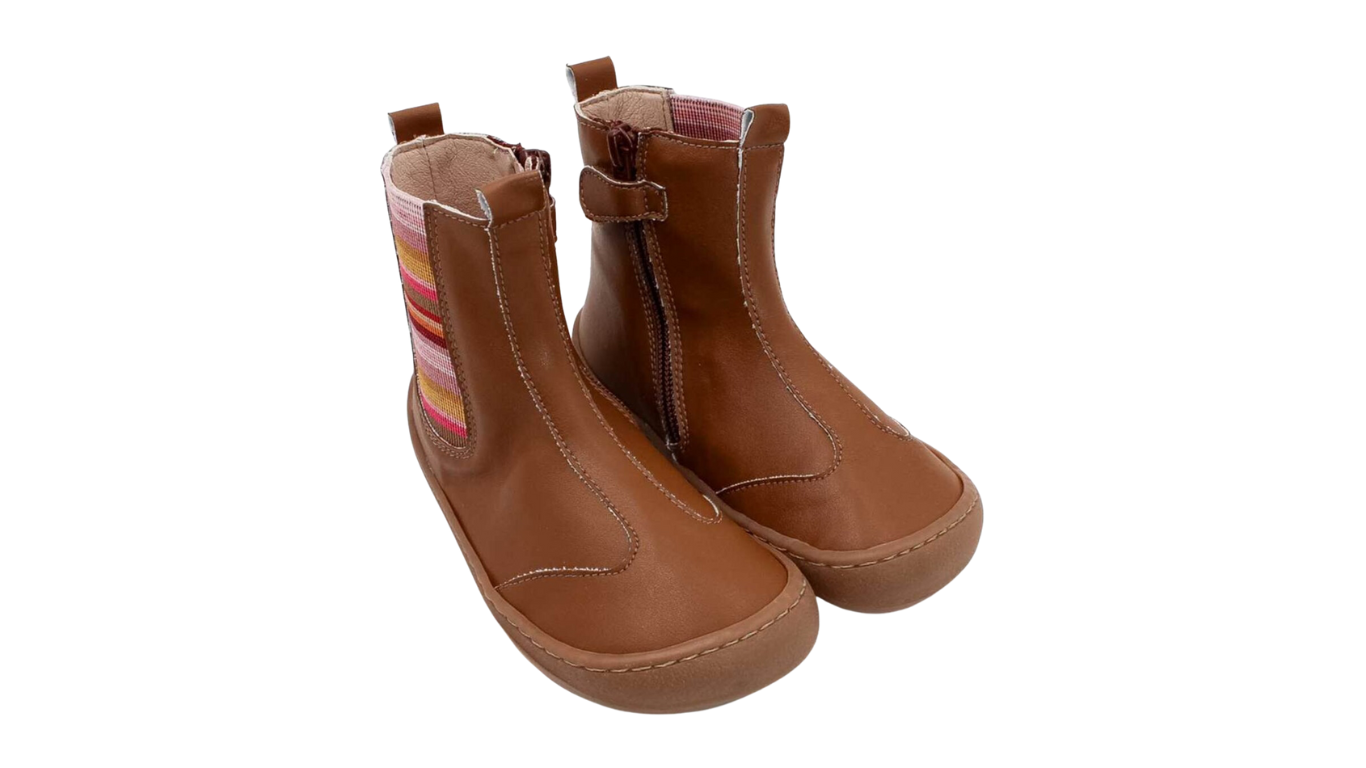 Kinder Barfußstiefel mit breiter Zehenbox, elastischem Einsatz und flexibler Sohle, geschlossene Zehen und geschlossener Fersenbereich, schräge Vorderansicht