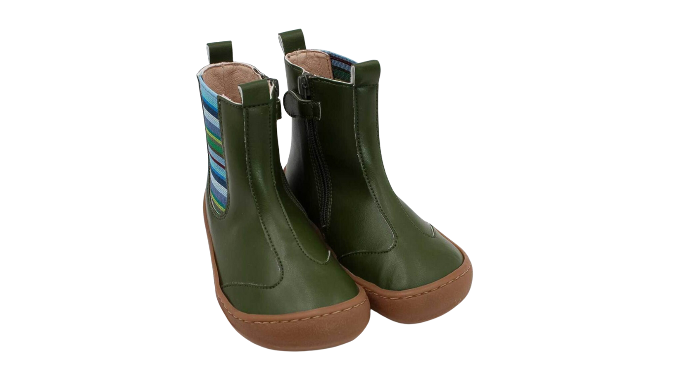 Kinder Barfußstiefel mit breiter Zehenbox, elastischem Einsatz und flexibler Sohle, geschlossene Zehen und geschlossener Fersenbereich, schräge Vorderansicht