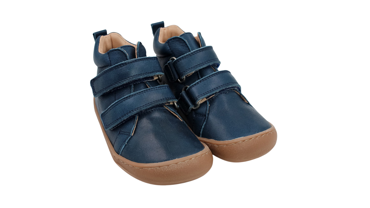 Barfußschuh für Kinder, geschlossene Zehenpartie, geschlossener Fersenbereich, zwei Klettverschlüsse, Zuglasche, flache Sohle, schräge Vorderansicht als Paar