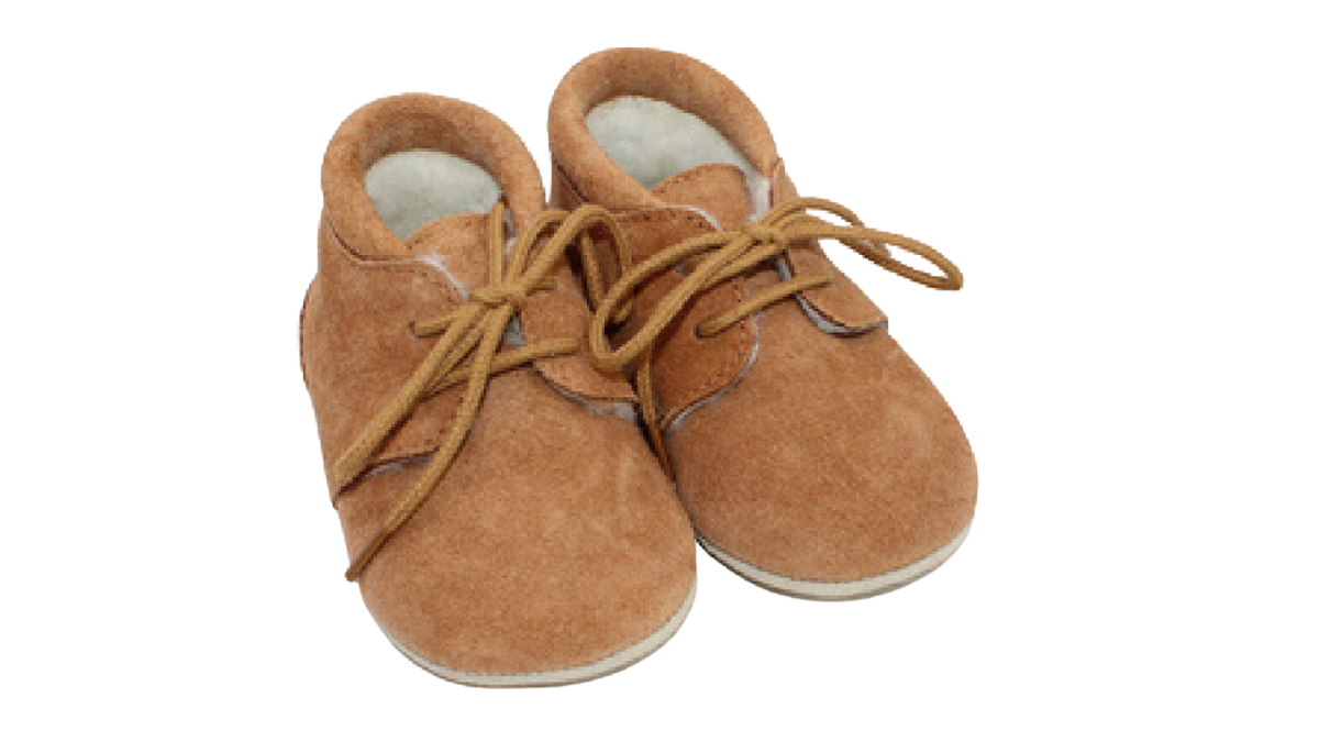 Kinder Barfußschuh mit breiter Zehenbox und Schnürung, geschlossene Zehen und geschlossener Fersenbereich, Paar, schräge Vorderansicht