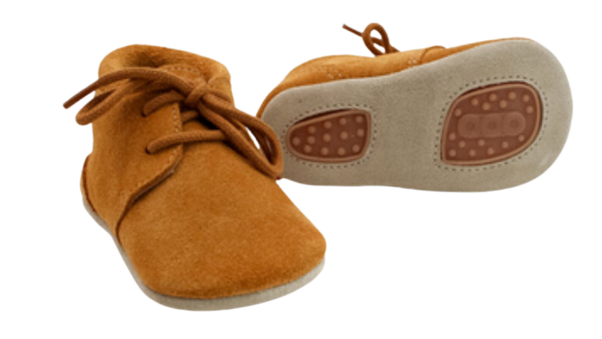 Kinder Barfußschuh mit breiter Zehenbox und Schnürung, geschlossene Zehen und geschlossener Fersenbereich, einzelner Schuh, schräge Vorderansicht