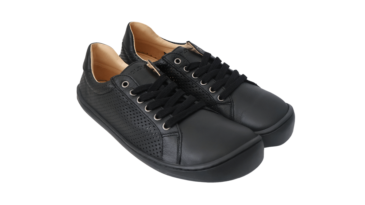 Barfußschuh für Erwachsene, geschlossene Zehenpartie, geschlossener Fersenbereich, Schnürung, Perforation im Seitenbereich, flache Sohle, schräge Vorderansicht als Paar