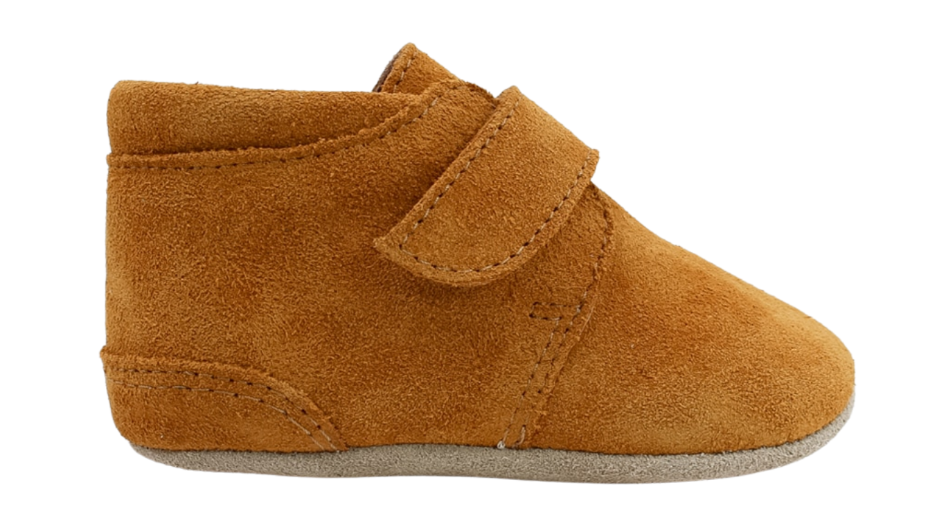 Kinder Barfußschuh mit breiter Zehenbox, flexibler Sohle und Klettverschluss, geschlossene Zehen und geschlossener Fersenbereich, einzelner Schuh, Seitenansicht außen