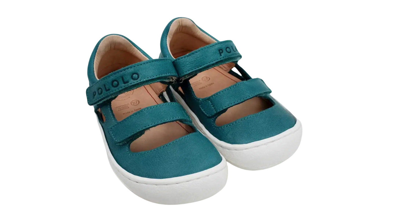 Kinder Barfußschuhe mit breiter Zehenbox, flexibler Sohle und zwei Klettverschlüssen, geschlossene Zehen und geschlossener Fersenbereich, Paar, schräge Vorderansicht