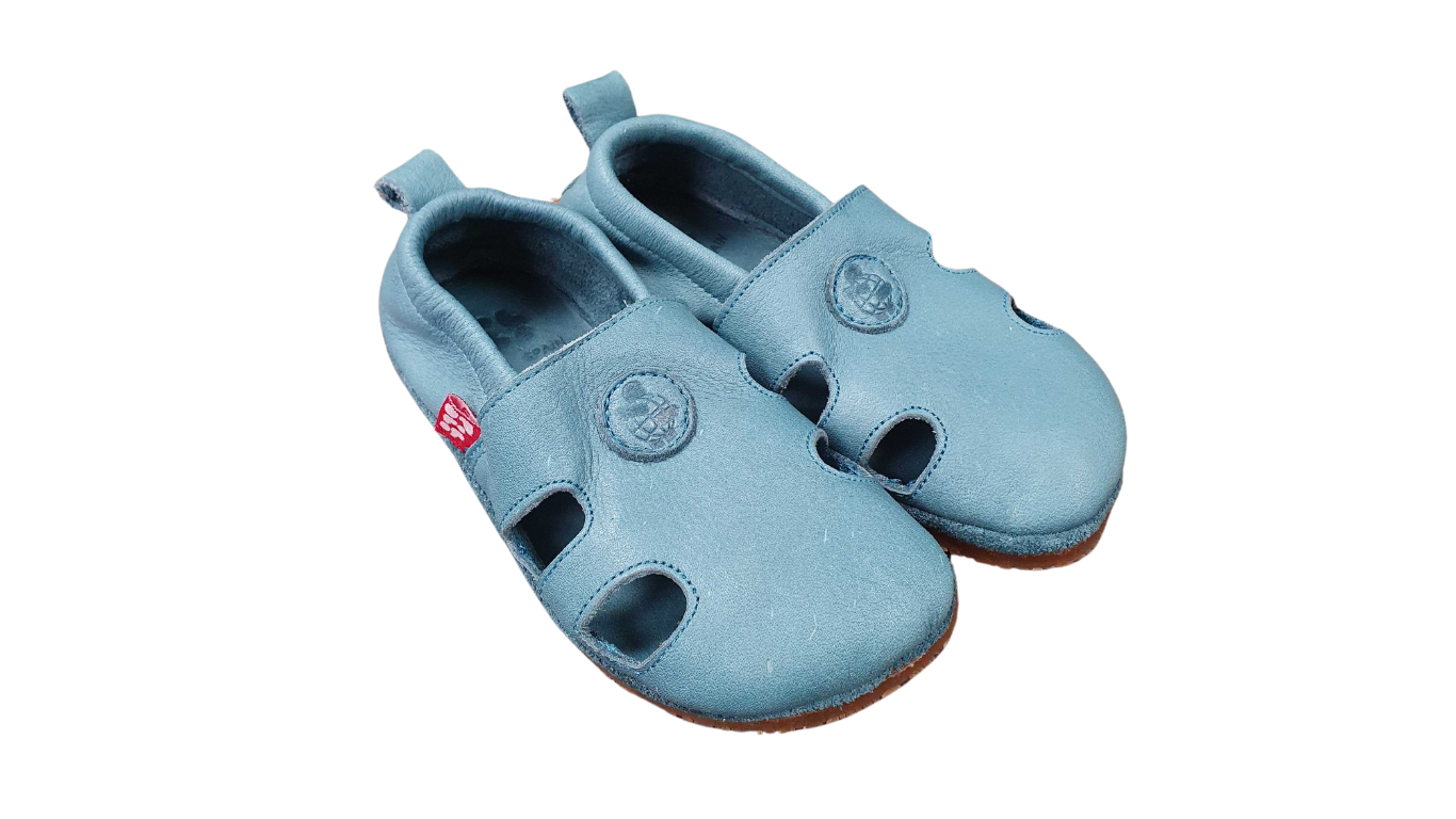 Kinder Barfußsandalen mit breiter Zehenbox, flexibler Sohle und Riemenkonstruktion, geschlossene Zehen und geschlossener Fersenbereich, Paar, schräge Vorderansicht