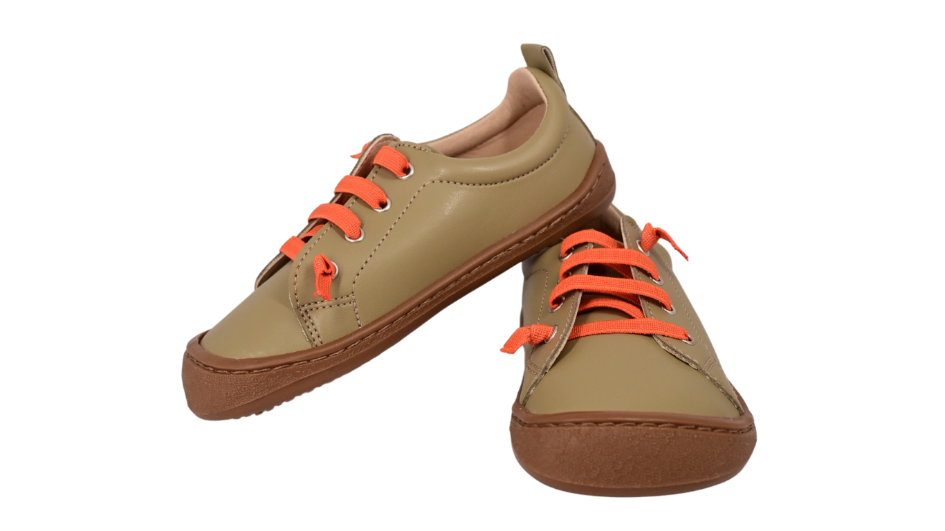 Kinder Barfußschuh mit breiter Zehenbox, flexibler Sohle und Schnürung, geschlossene Zehen und geschlossener Fersenbereich, Paar, schräge Vorderansicht