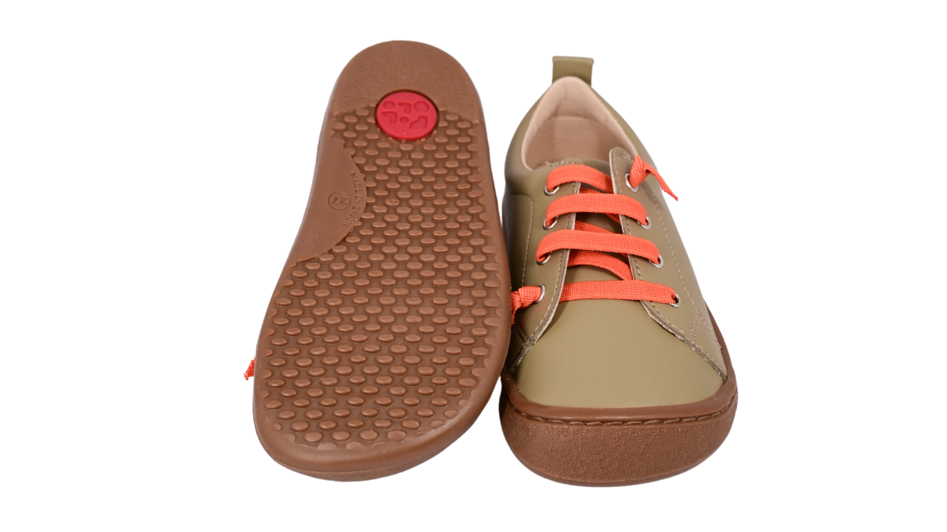 Kinder Barfußschuh mit breiter Zehenbox, flexibler Sohle und Schnürung, geschlossene Zehen und geschlossener Fersenbereich, Paar, Ansicht von unten und Draufsicht