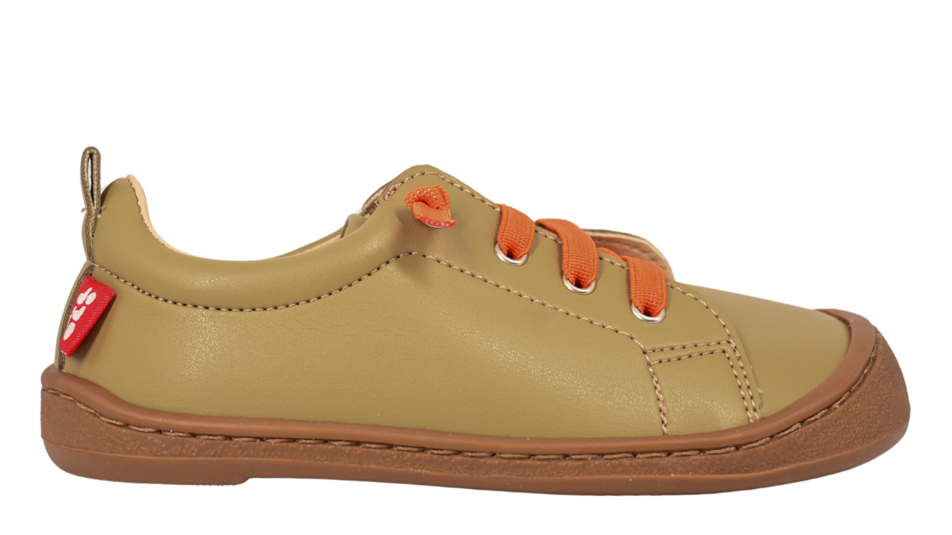 Kinder Barfußschuh mit breiter Zehenbox, flexibler Sohle und Schnürung, geschlossene Zehen und geschlossener Fersenbereich, einzelner Schuh, Seitenansicht außen