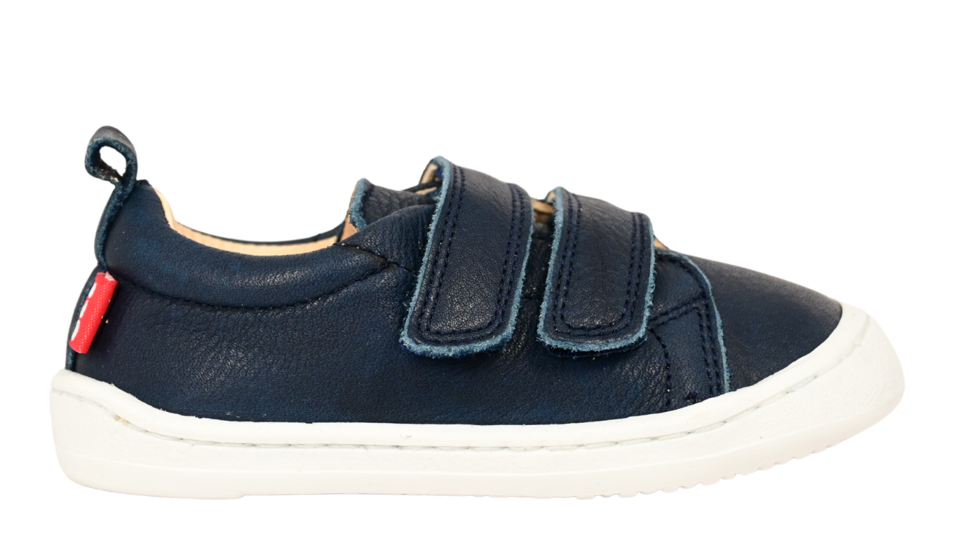 Kinder Barfußschuh mit breiter Zehenbox, flexibler Sohle und zwei Klettverschlüssen, geschlossene Zehen und geschlossener Fersenbereich, einzelner Schuh, Seitenansicht außen