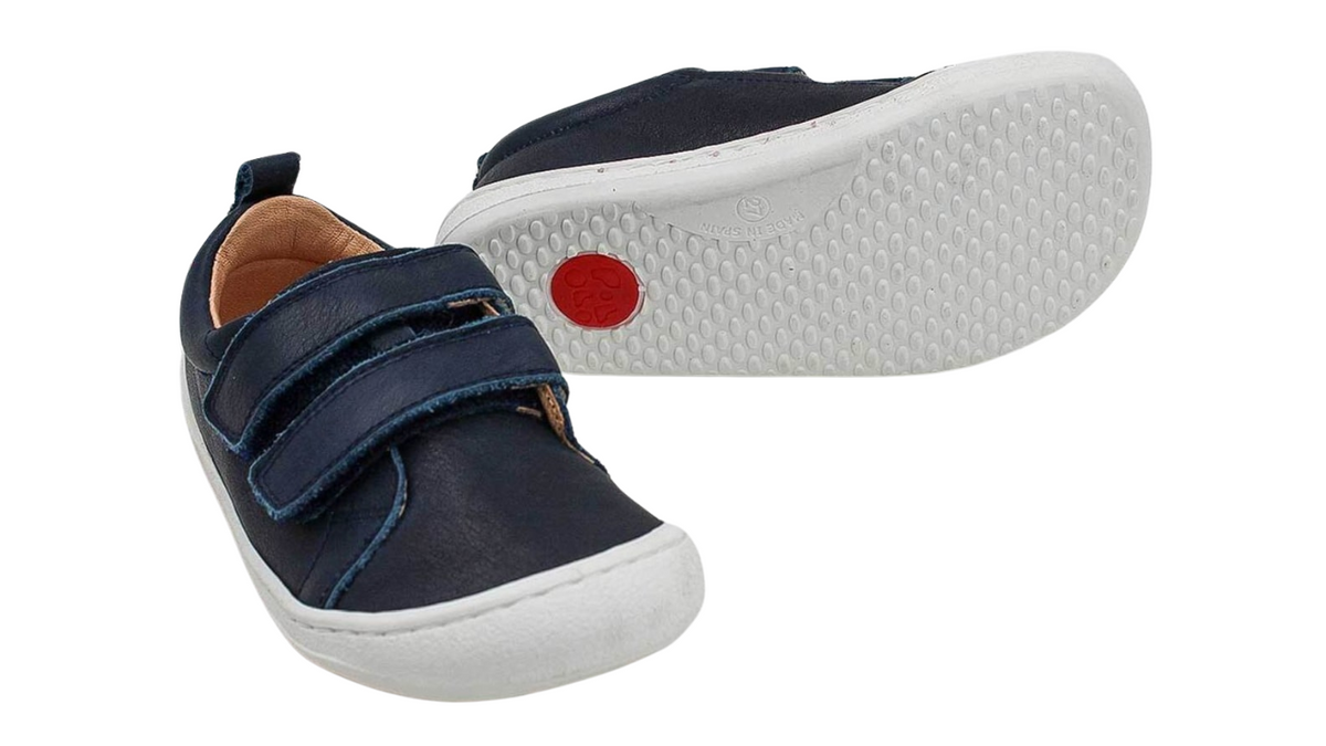 Kinder Barfußschuhe mit breiter Zehenbox, flexibler Sohle und zwei Klettverschlüssen, geschlossene Zehen und geschlossener Fersenbereich, Paar, schräge Vorderansicht