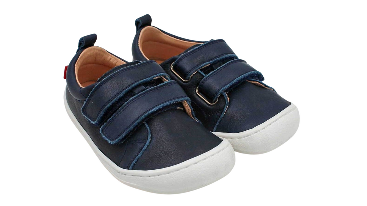 Kinder Barfußschuhe mit breiter Zehenbox, flexibler Sohle und zwei Klettverschlüssen, geschlossene Zehen und geschlossener Fersenbereich, Paar, schräge Vorderansicht
