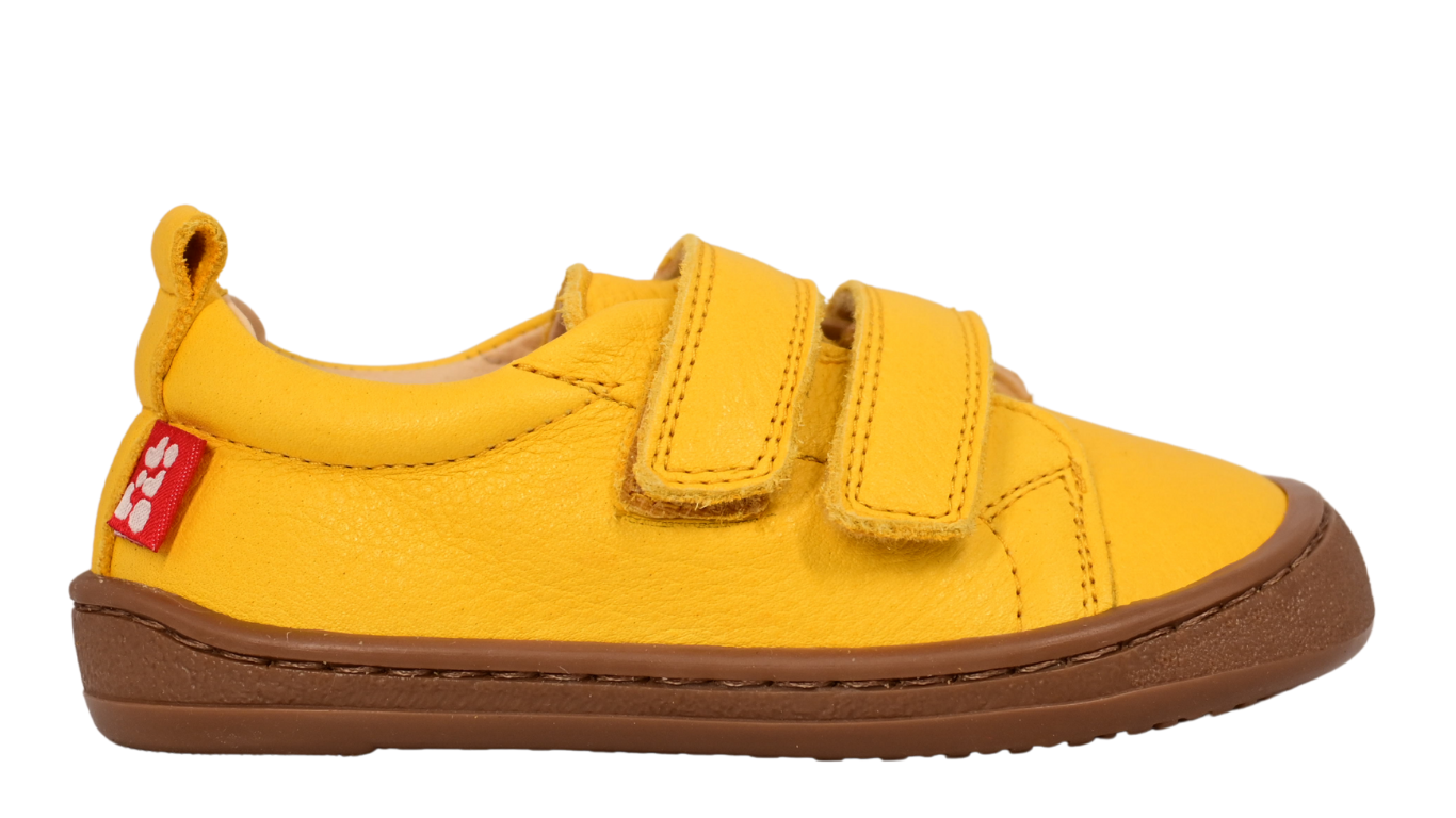 Kinder Barfußschuh mit breiter Zehenbox, flexibler Sohle und zwei Klettverschlüssen, geschlossene Zehen und geschlossener Fersenbereich, einzelner Schuh, Seitenansicht außen