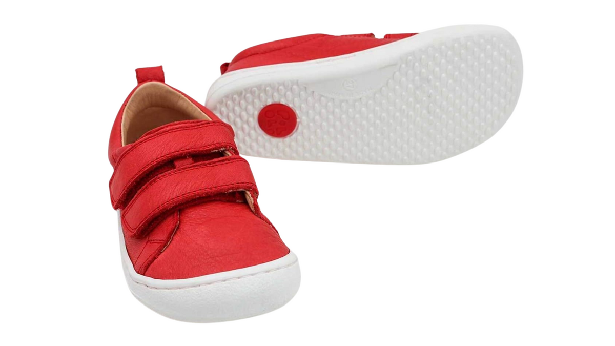 Kinder Barfußschuhe mit breiter Zehenbox, flexibler Sohle und zwei Klettverschlüssen, geschlossene Zehen und geschlossener Fersenbereich, Paar, schräge Vorderansicht und Ansicht von unten