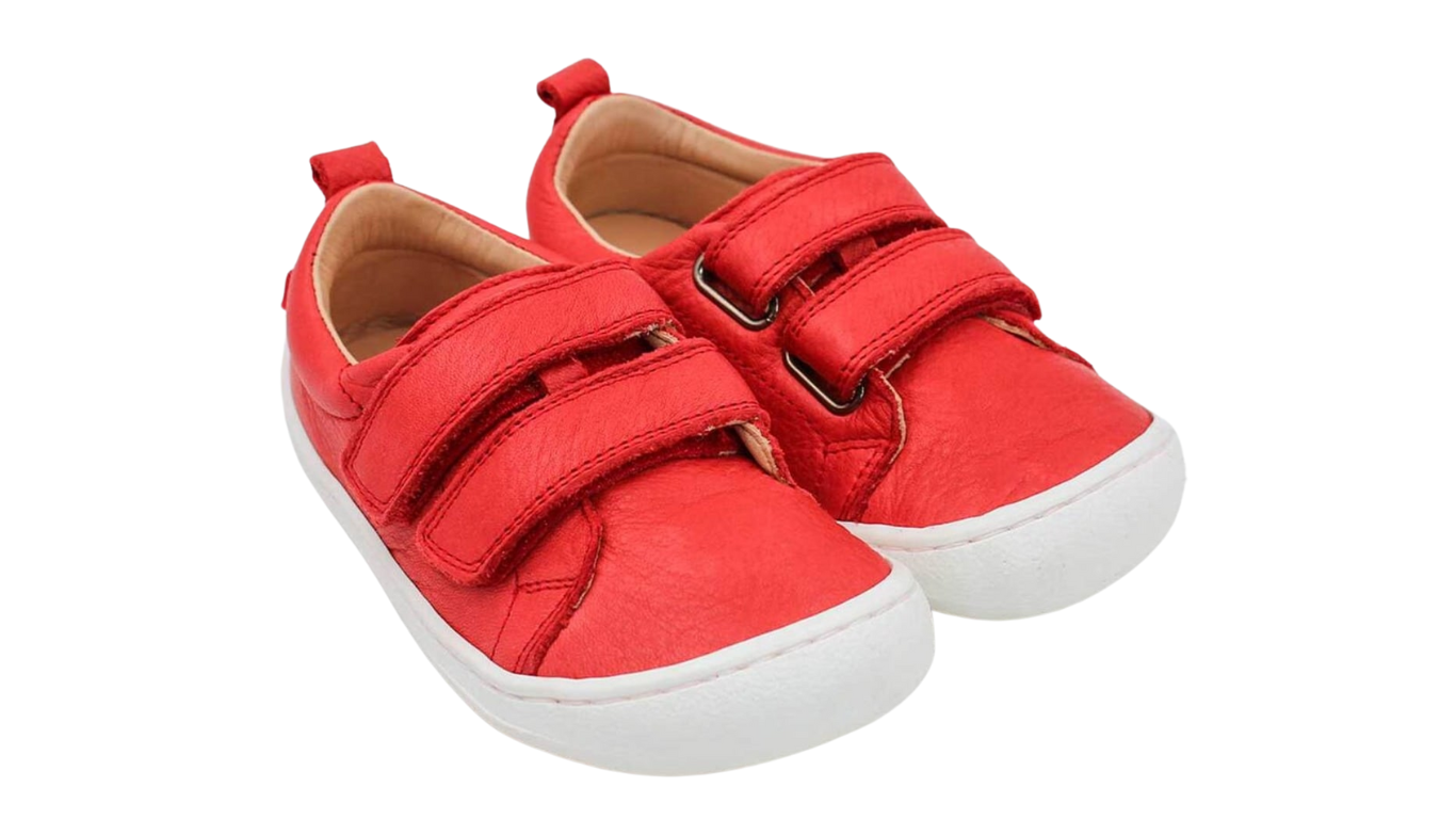 Kinder Barfußschuhe mit breiter Zehenbox, flexibler Sohle und zwei Klettverschlüssen, geschlossene Zehen und geschlossener Fersenbereich, Paar, schräge Vorderansicht